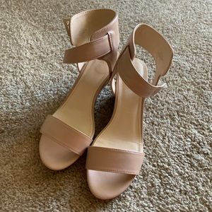 Nude/tan mineral wedge